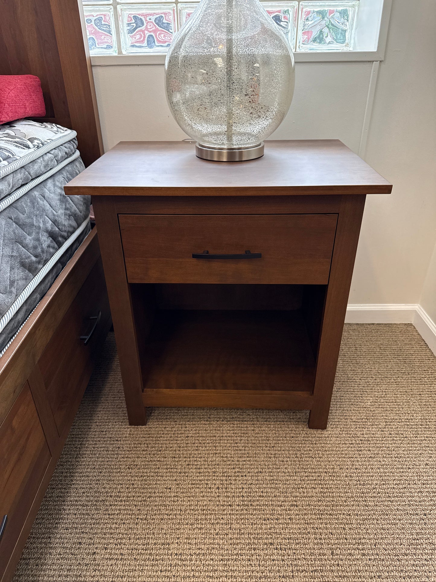 Williamsport 4 pc Bedroom Set(mattress sold separately). Set includes: Queen storage bed, footboard bench, nightstand and chest of drawers.