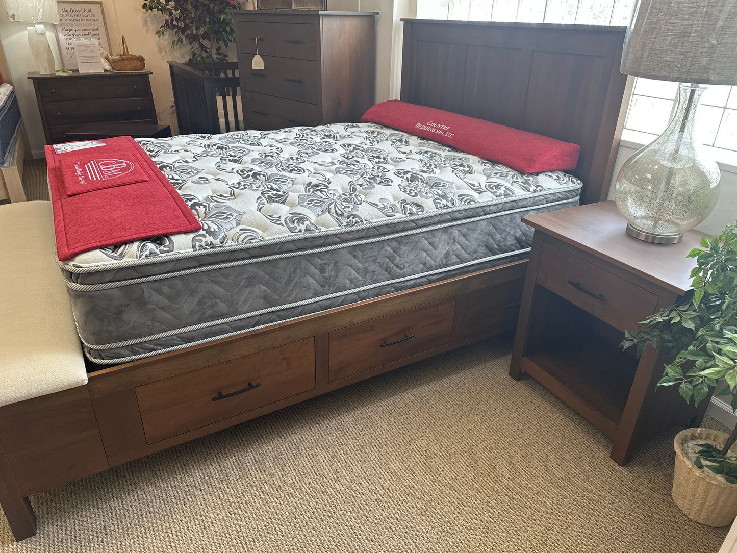 Williamsport 4 pc Bedroom Set(mattress sold separately). Set includes: Queen storage bed, footboard bench, nightstand and chest of drawers.