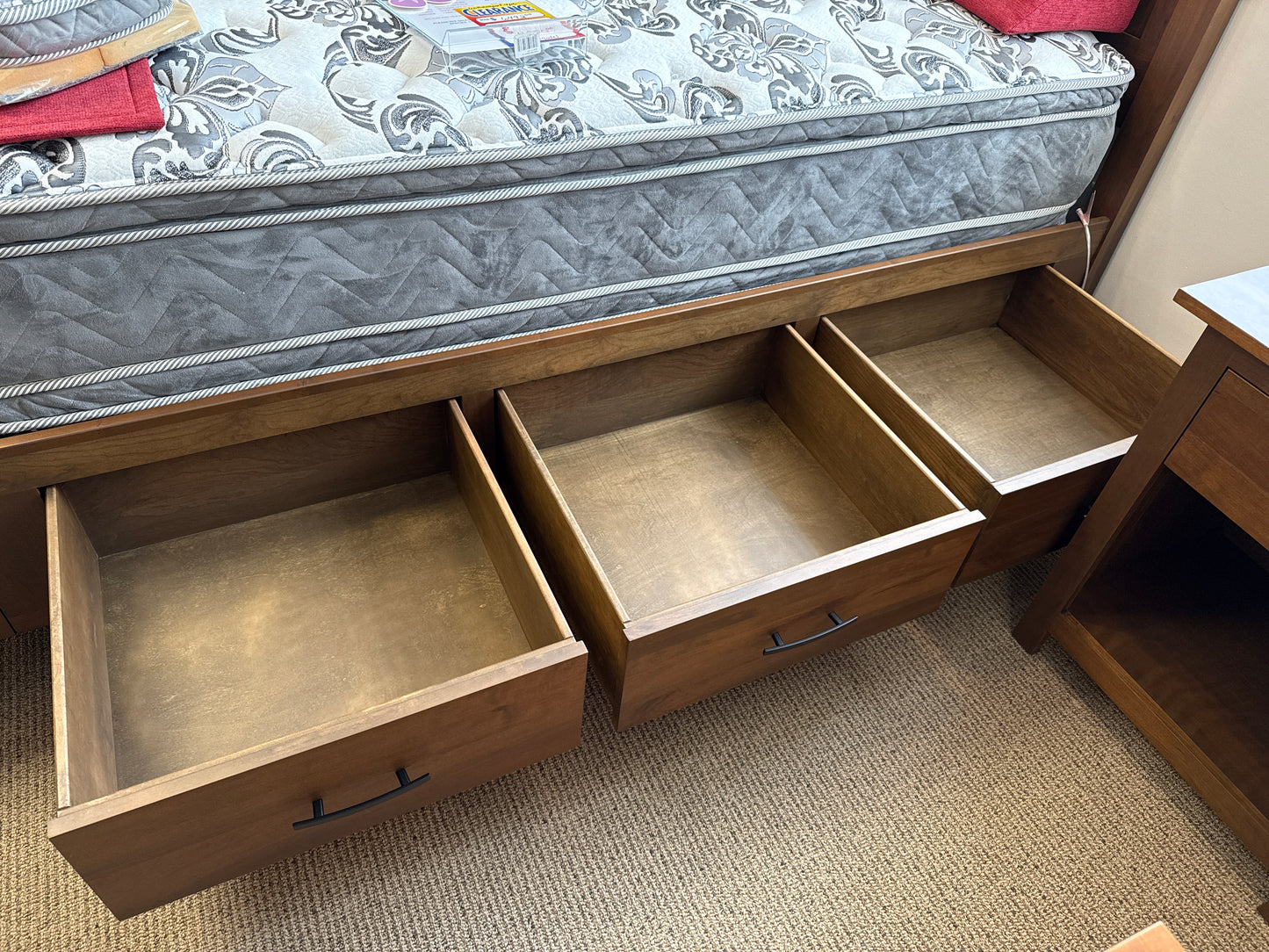 Williamsport 4 pc Bedroom Set(mattress sold separately). Set includes: Queen storage bed, footboard bench, nightstand and chest of drawers.