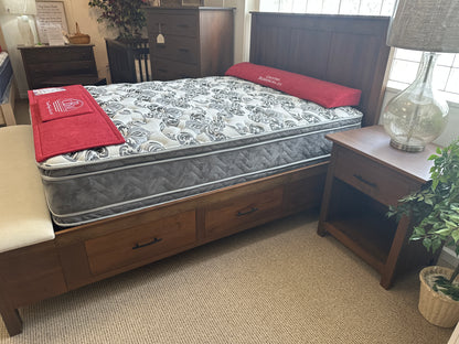 Williamsport 4 pc Bedroom Set(mattress sold separately). Set includes: Queen storage bed, footboard bench, nightstand and chest of drawers.